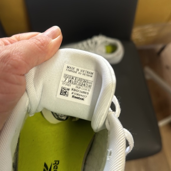 REEBOK SNEAKERS size 7 - Picture 3 of 3